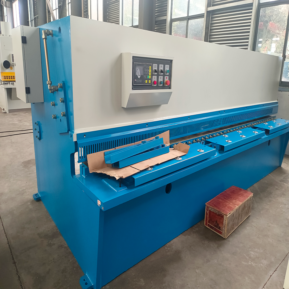2026Shengpu 6X2500 Hydraulic Swing Plate Shearing Machine